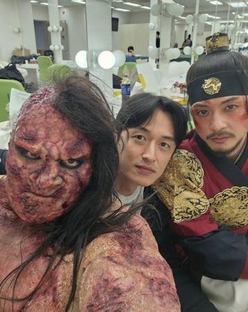 人人配 《鬼宫》八尺鬼不是CG！2m40cm鬼怪是他演的　美男演员超帅真面目曝光