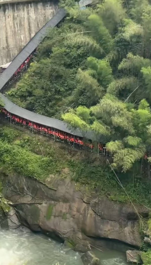 中祥网 满屏“小橘人”！湖南岳阳沱龙峡漂流人流爆满，工作人员：将迎来高峰期